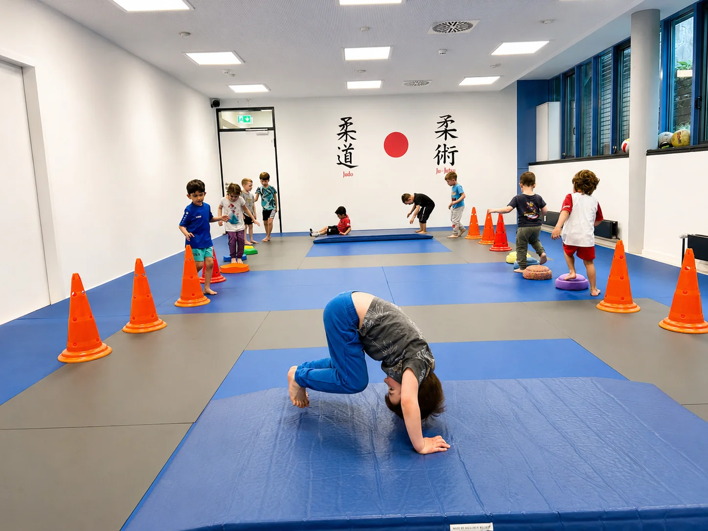 Kinder bewegen sich spielerisch im Kindersport in Stuttgart-West