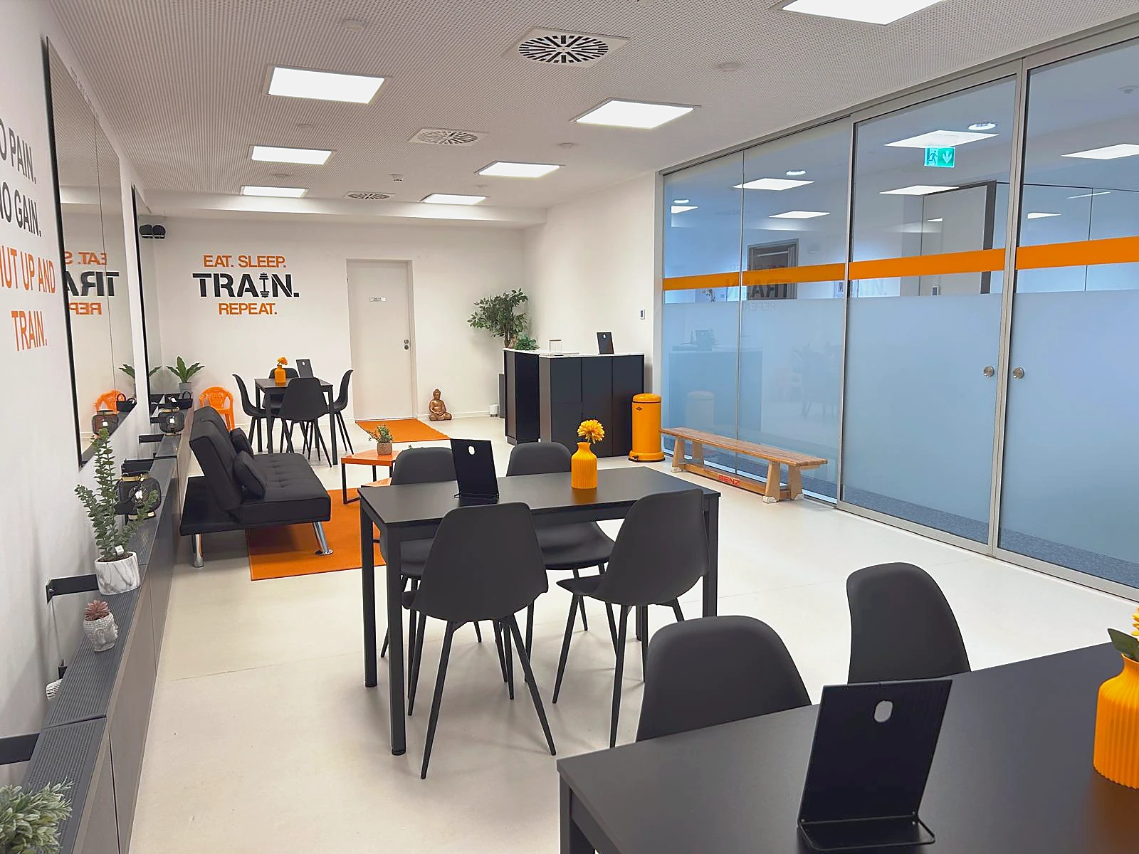 Dojo Lounge & Café Umkleideraum der Sportschule West Stuttgart